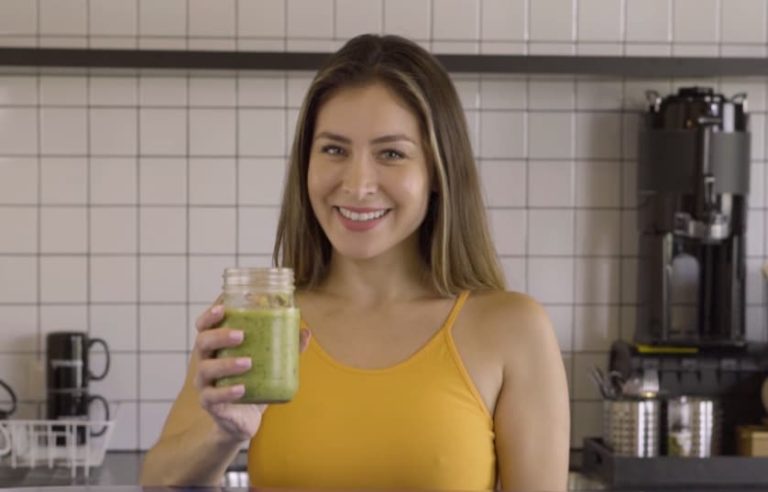 Sabrina Sosa prepara un smoothie detox