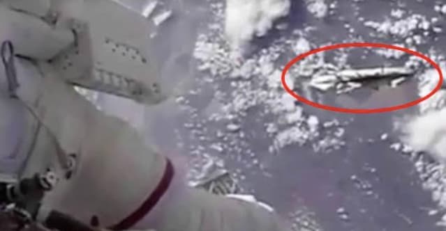 ¡Impactante video de una posible nave espacial de EE.UU. vigilando la Estación Espacial Internacional!