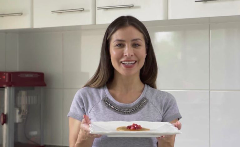 Ricos pancakes con frutos rojos