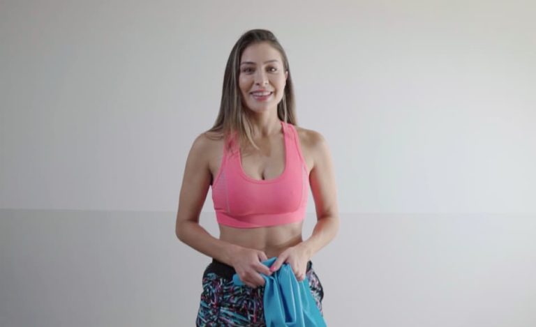 Sabrina nos presenta un ejercicio con bandas para cuadriceps y bíceps