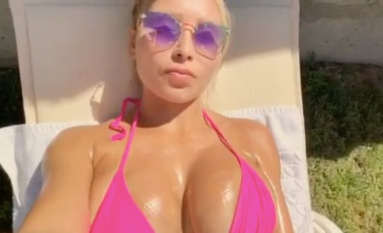 Dani aprovechando de conseguir un bronceado fascinante