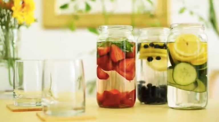 Agua de sabores para hidratarnos en cuarentena