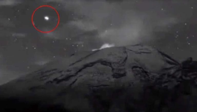 ¡Uno de los registros más claros de un ovni saliendo de un volcán activo!