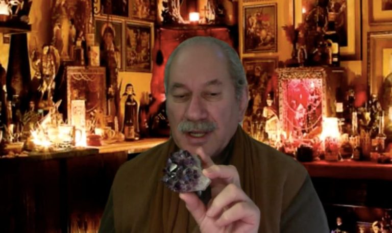 Pedro Engel te muestra una piedra sanadora para la cuarentena