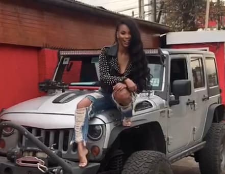 Betsy en una atrevida sesión de fotos.