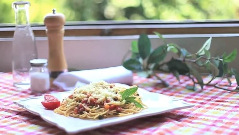 Pasta de tomate con espinaca