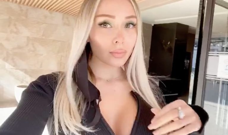 Dani combinando su mascarilla