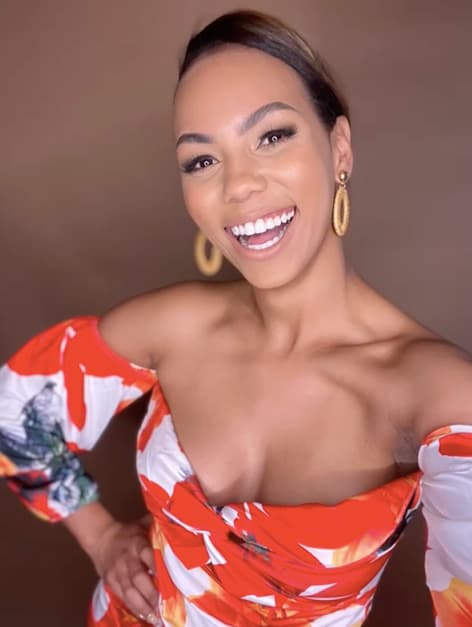 El sensual baile primaveral de Betsy Camino