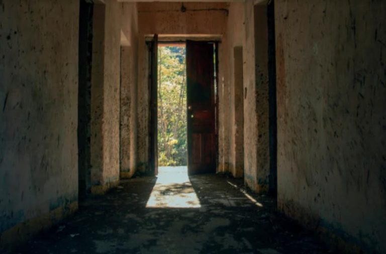 ¡Siniestra y perturbadora criatura o entidad es grabada en un pueblo abandonado en México!
