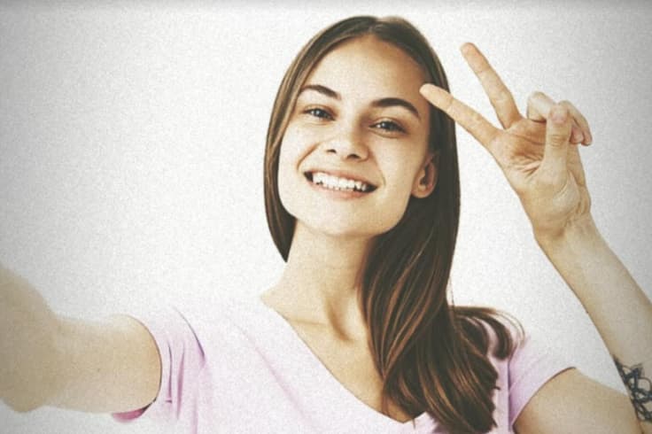 ¡Por qué podrías estar colocándote en peligro al hacer en tus fotos y selfis el signo de la paz!