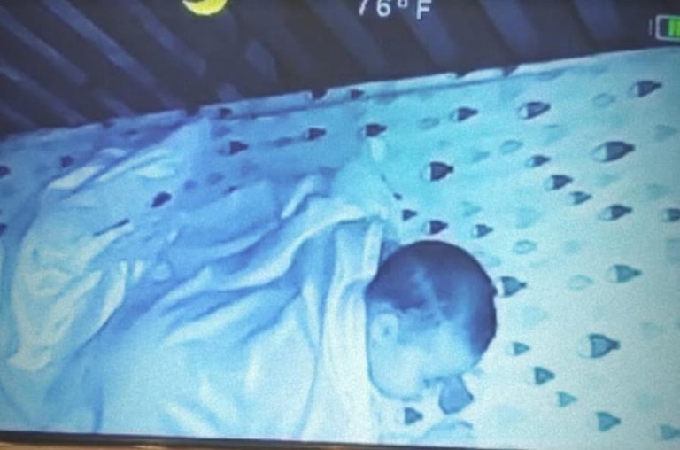 ¡Espeluznante video registrado desde una cámara de seguridad muestra una aterradora criatura que vigila a un bebé mientras duerme!