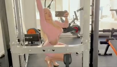 Dani completamente de rosado en su gimnasio personal