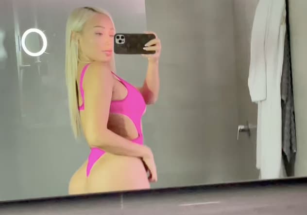 Dani Chávez luce un bikini en su baño