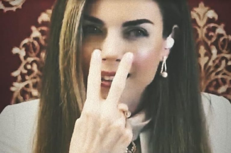 ¡Mujer que dice ser extraterrestre y que es líder de una posible secta religiosa muestra sus ojos de reptil en un impresionante video en vivo y en directo!