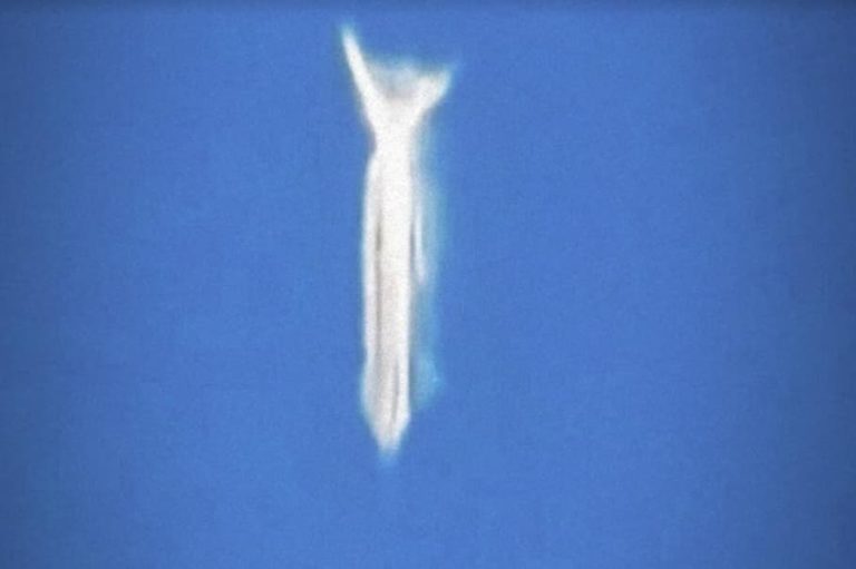 ¡Desde un avión un pasajero grabó en el cielo a una entidad extraterrestre o de otra dimensión que va cambiando de forma!