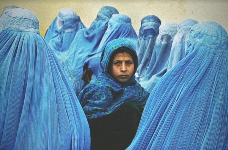 ¡Lo que les espera a las mujeres y a las niñas de Afganistán con los talibanes en el poder y su despiadada interpretación del Islam!