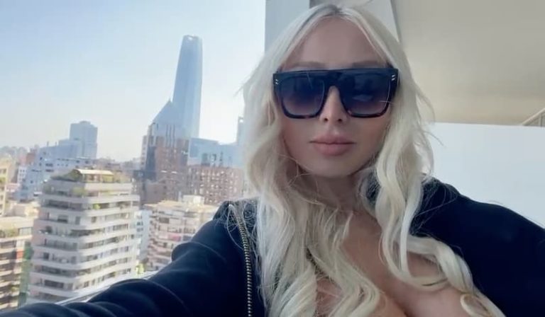 Dani Chávez disfrutando de un espumante