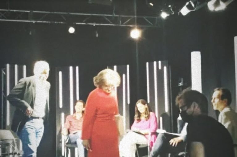 ¡Polémico video de dos autoridades médicas europeas que en vivo abandonaron un debate televisivo cuando se les preguntó por las muertes reportadas a causa de las vacunas contra el Covid-19!