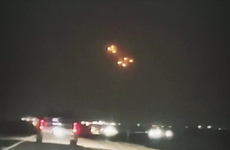 [VIDEO] ¡Impresionante oleada de ovnis fue grabada por varios testigos en la frontera entre México y EE.UU! Más los últimos y más increíbles avistamientos en todo el mundo