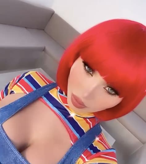 Dani probándose disfraces para halloween