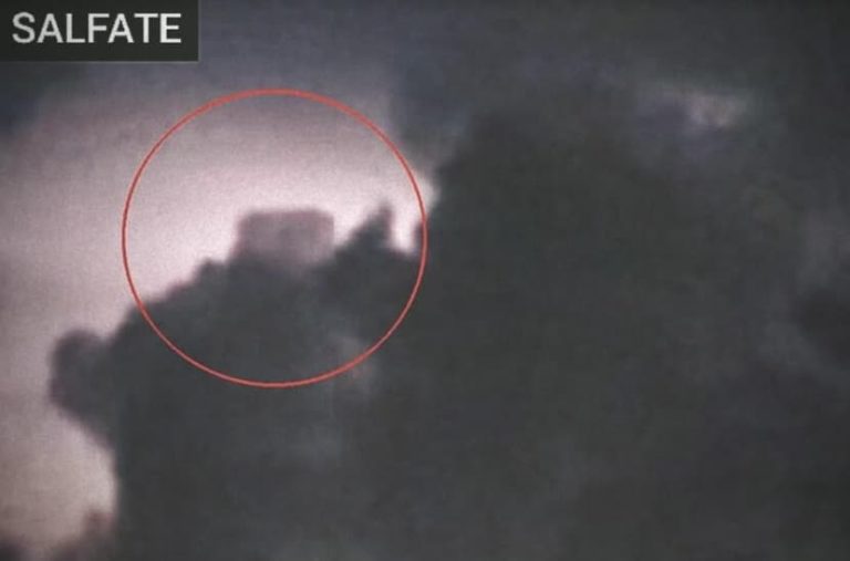 [VIDEO] ¡Impresionante registro de un enorme ovni con forma de cubo que parecía ocultarse en una tormenta eléctrica! Más los últimos y más increíbles avistamientos en todo el mundo