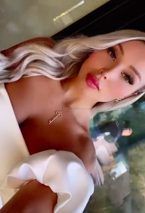 Dani Chávez tomándose fotos en una linda viña