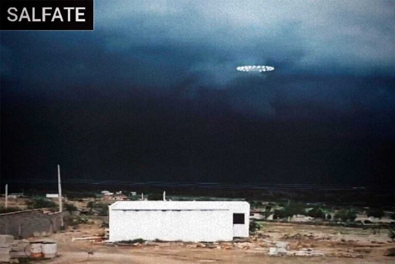 ¡Los últimos y más increíbles avistamientos: Numerosos ovnis descendiendo en Hawái, esferas sobre Nueva York, luces cruzando el cielo en Japón, un avión perseguido por un ovni y un enorme anillo luminoso sobre un pueblo!