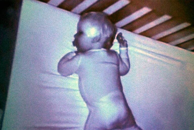 ¡Impresionante video de un orbe de luz que interactuó con un bebé en su cuna! La madre cree que es la presencia de su esposo, quien falleció meses atrás.