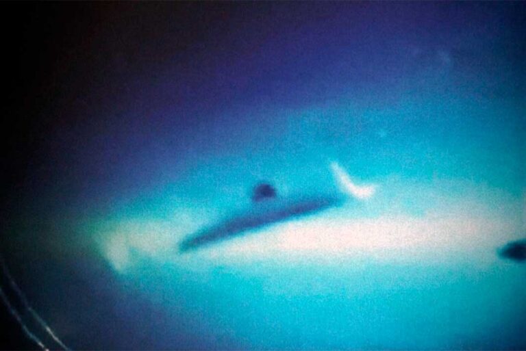 ¡Expertos en montaje digital confirman que sería real un impresionante video de un ovni con forma de platillo que hace maniobras en el ala de un avión!