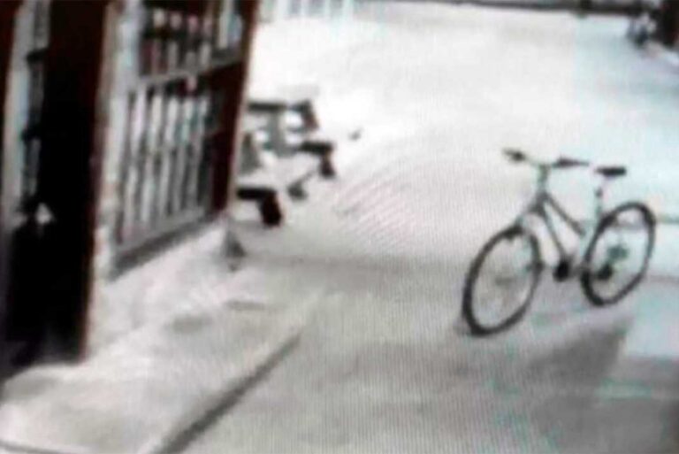 ¿Fake o prueba paranormal? ¡Inquietante registro de una cámara de seguridad de una bicicleta moviéndose por si sola!