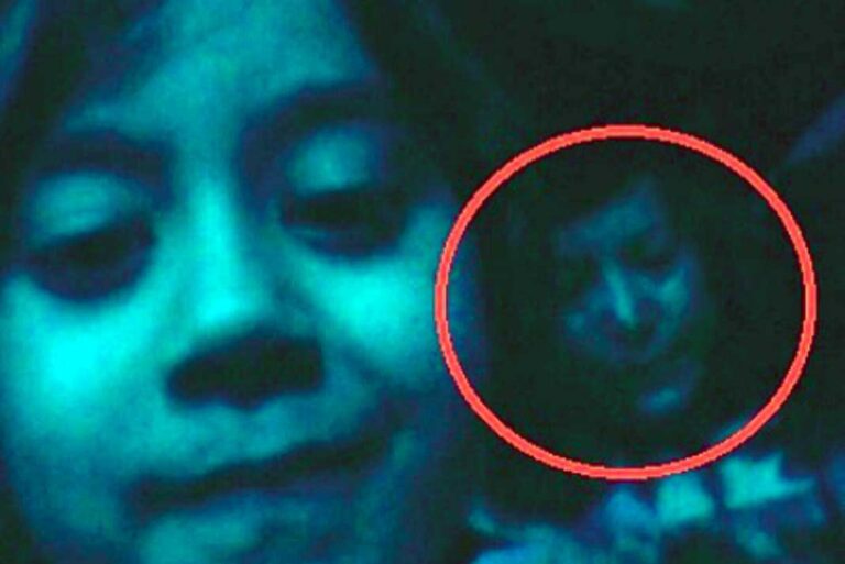 ¡Espeluznante rostro fantasmal aparece en una selfi de una familia amiga!