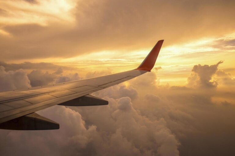 [Video] Ocho esferas brillantes son grabadas siguiendo un avión de pasajeros